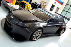 De WTCC-wagen van Tom Coronel, ROAL Motorsport wordt bestickerd