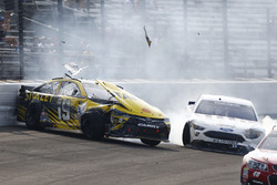 Crash: Carl Edwards, Joe Gibbs Racing, Toyota