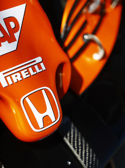 McLaren MCL32: Honda- und Pirelli-Logo