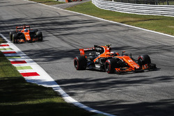 Stoffel Vandoorne, McLaren MCL32, Fernando Alonso, McLaren MCL32