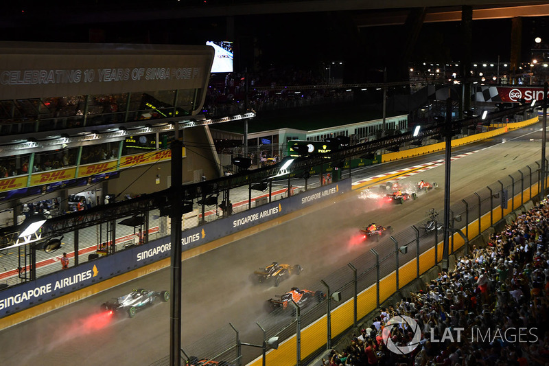 Sebastian Vettel, Ferrari SF70H, Max Verstappen, Red Bull Racing RB13 and Kimi Raikkonen, Ferrari SF70H crash at the start of the race