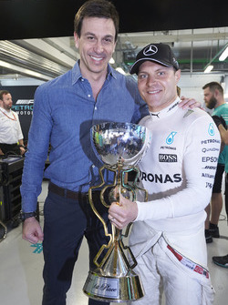 1. Valtteri Bottas, Mercedes AMG F1, mit Toto Wolff, Mercedes, Motorsportchef