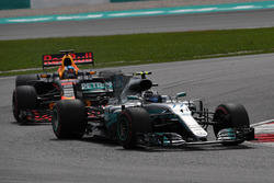 Valtteri Bottas, Mercedes-Benz F1 W08 leads Daniel Ricciardo, Red Bull Racing RB13