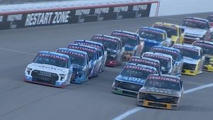Frantic opening lap kicks off Truck race at Kansas