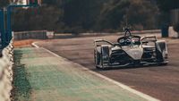 Carro da Porsche para a próxima temporada da Fórmula E vai à pista