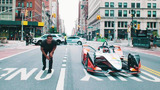 Coche de Mahindra Fórmula E vs Corredor en las calles de Nueva York