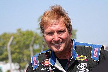 Detienen a un expiloto de NASCAR por presunto abuso de menores