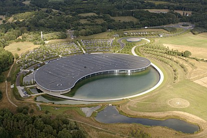 Паніка на базі McLaren: в озері зменшився рівень води