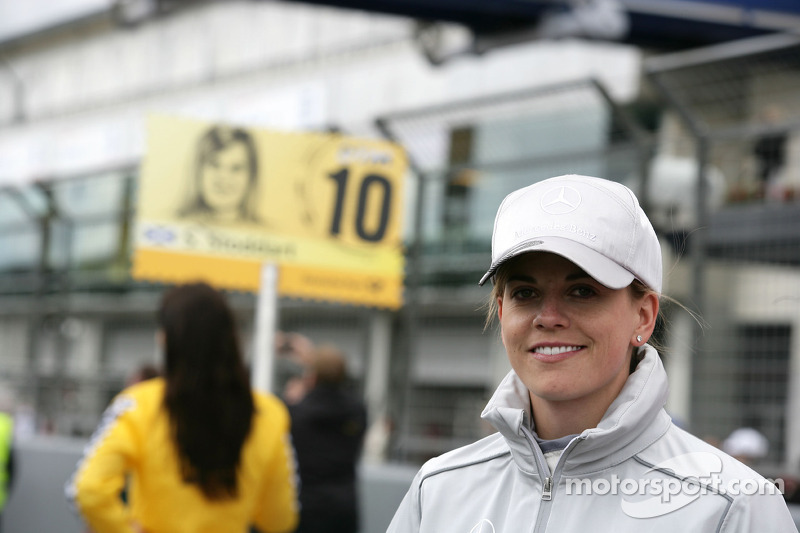 Susie Wolff retains Mercedes-Benz cockpit for 2012 DTM season