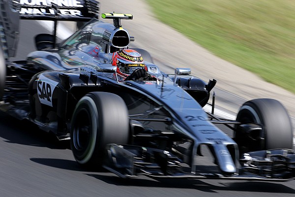 Rain terrorizes start of Q3 - Magnussen crashes