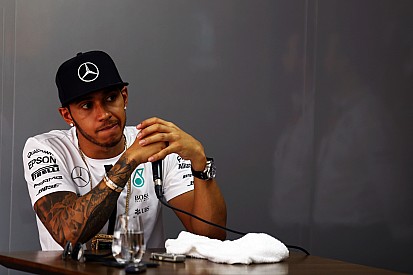 Hamilton se repone ante los problemas