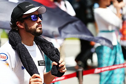 Fernando Alonso fuera en su primer carrera