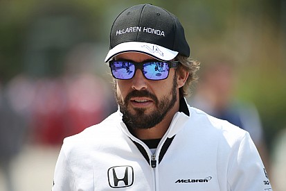 Suspenden a periodista italiana por llamar "imbécil" a Alonso