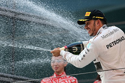 Acusan a Hamilton por 'celebración sexista'
