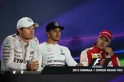 Vettel "recibiría" bien que el dúo de Mercedes tenga problemas en la pista