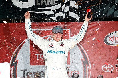 Denny Hamlin ganó de punta a punta