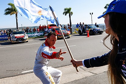 Kris Meeke mantiene el liderato del sábado