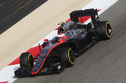 Пилоты McLaren получили третьи моторы