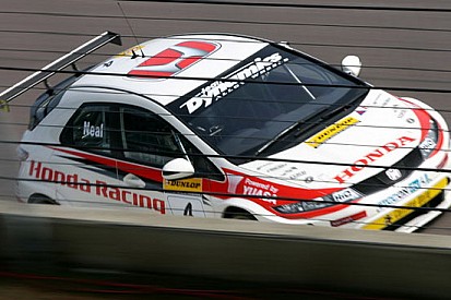 Neal piazza una bella doppietta a Rockingham