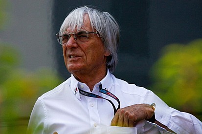 Ecclestone appoggia l'idea della terza macchina
