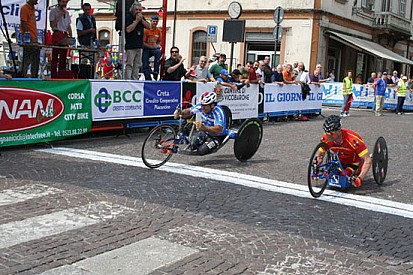 Zanardi vince in handbike al foto-finish!
