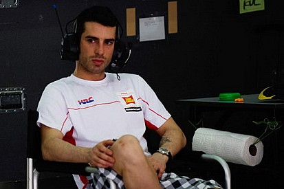 Melandri cade: spalla lussata e gara finita