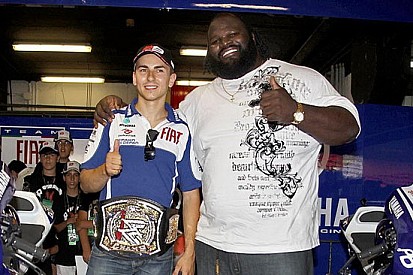 Il wrestler Marc Henry visita il paddock di Barcellona