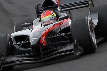 Grosjean vince e sale in testa al campionato