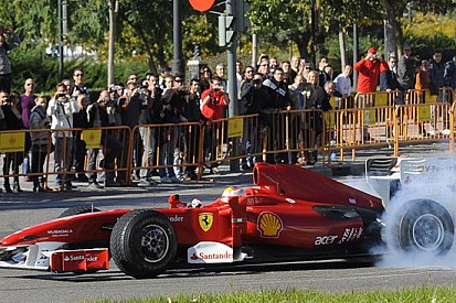 Badoer sfila per le strade di Valencia con la Ferrari