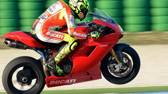 Valentino Rossi in pista a Misano su una Ducati Sbk