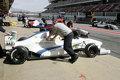 Frijns risponde a Sainz Jr nei test di Barcellona