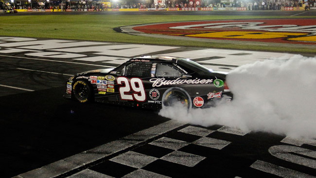 Harvick beffa Earnhardt Jr a Charlotte