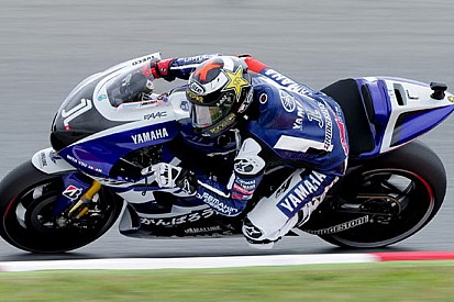 Lorenzo vicino a Stoner nelle Libere 3, Rossi cade