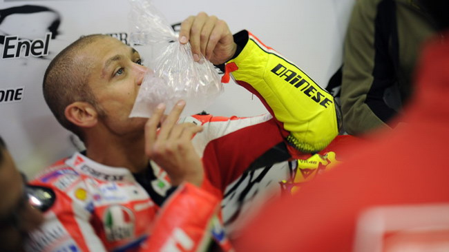 Valentino: la caduta fa riaffiorare il dolore alla spalla