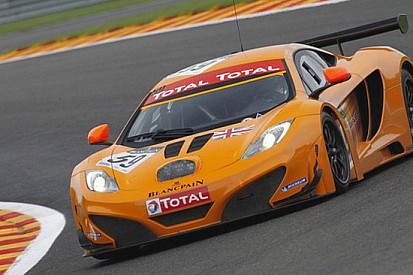 24 Ore di Spa: McLaren in evidenza sotto la pioggia