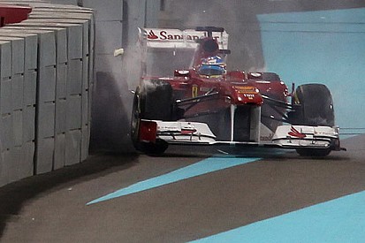 Ecco Alonso che sbatte alla prima curva!