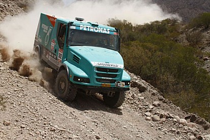Dakar, 4° Tappa: tripletta del team Petronas De Rooy