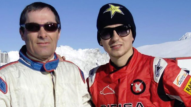 Lorenzo si diverte sul ghiaccio, ma su quattro ruote