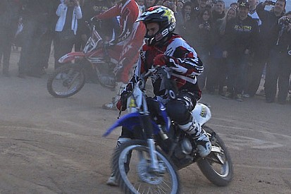 Lorenzo si diverte con i ragazzi del suo fan club