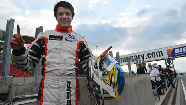 Terza pole di fila per Adrian Quaife-Hobbs