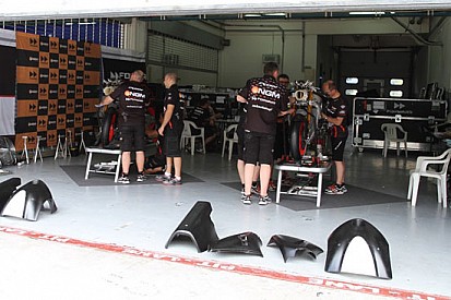 Pure la pioggia rallenta i lavori delle CRT a Sepang