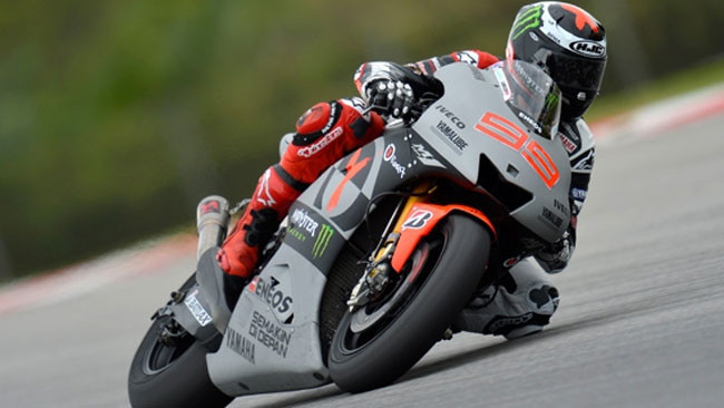 Lorenzo promuove alcune novità della M1