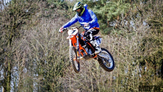 Kimi Raikkonen si diverte su una moto da cross