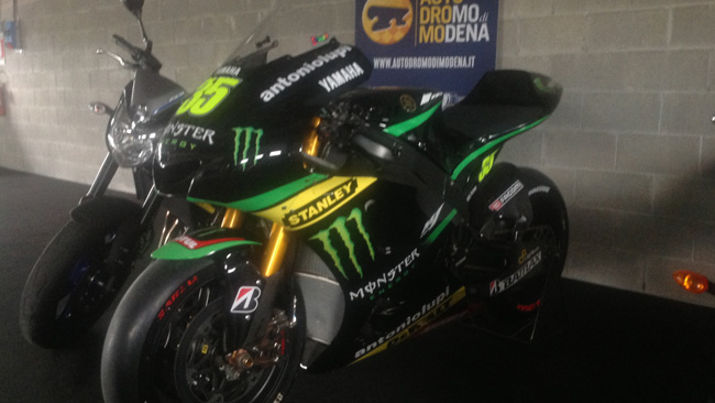 Che ci fa la Yamaha M1 di Crutchlow a Modena?