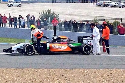 Perez fermo alla curva 1: torna la bandiera rossa
