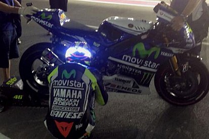 Valentino Rossi mette i led sul casco per il Qatar