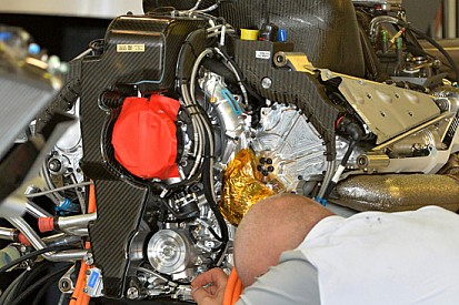 Sul V6 Turbo Mercedes tiranti di irrigidimento