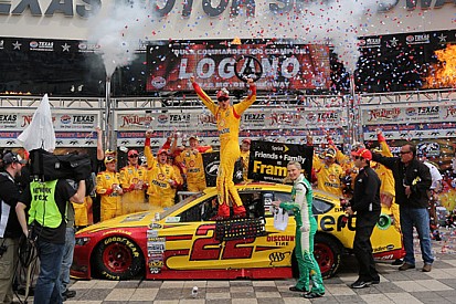 Joey Logano trionfa in volata al Texas Speedway