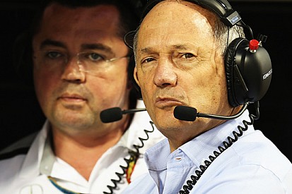 Dennis elogia Vettel: lo vuole in McLaren?