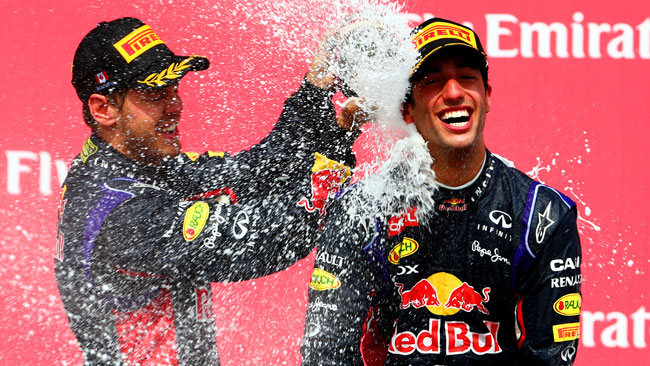 Vettel si congratula sportivamente con Ricciardo